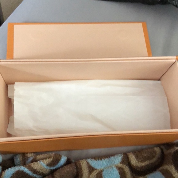 Empty Louis Vuitton perfume box holder magnetic lid closure - Picture 3 of 8